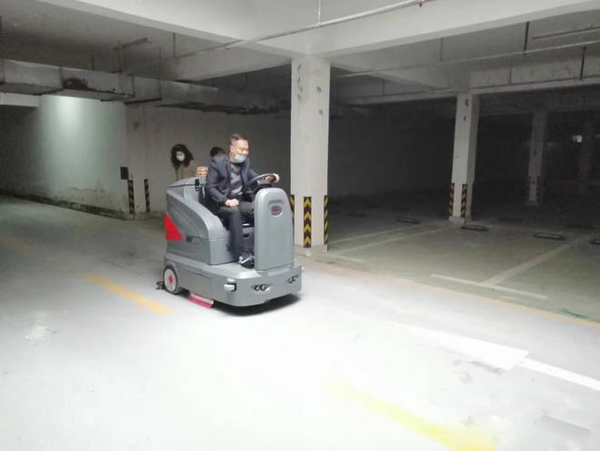 云南小区物业保洁不用人力改用驾驶式洗地机了